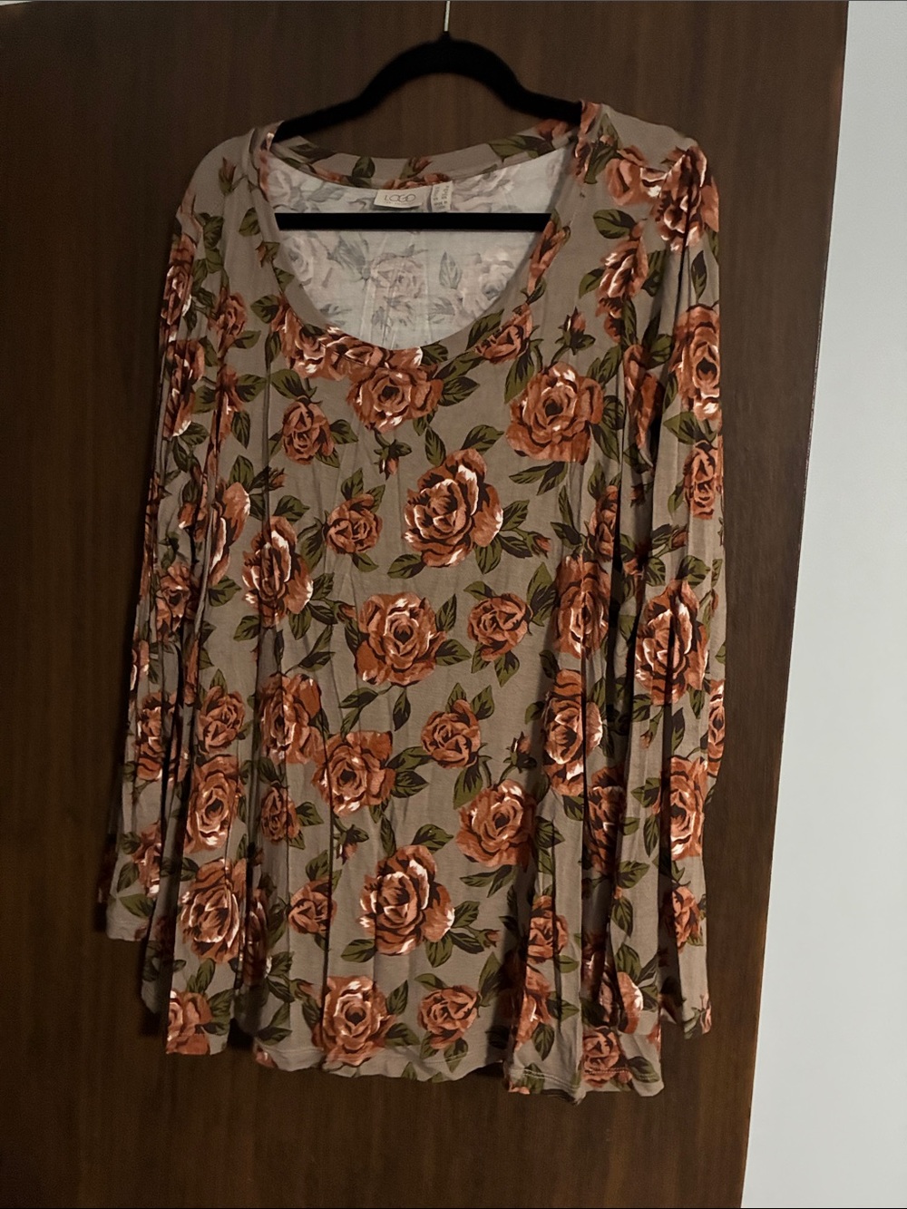 Logo size 1X Women’s Floral Long-Sleeve Scoop Neck Top - Taupe with Rust Roses